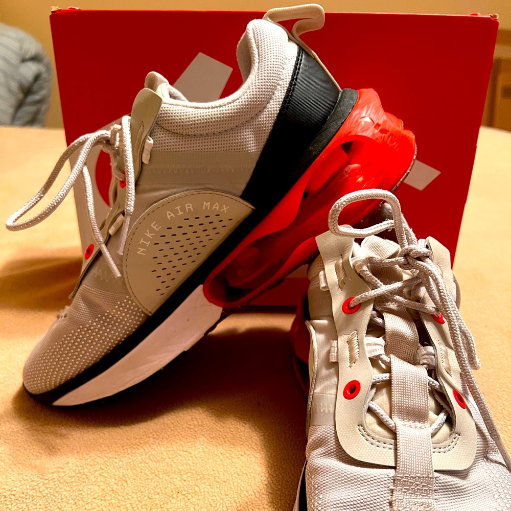Nike Pro Max Air women’s sneakers size 9.5